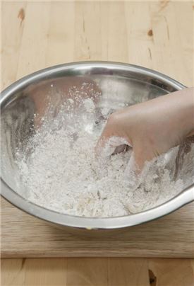 3. ②에 버터를 넣고 손으로 비벼 고루 섞은 다음 다진 호두와 마른 바질을 넣어 섞는다. 
