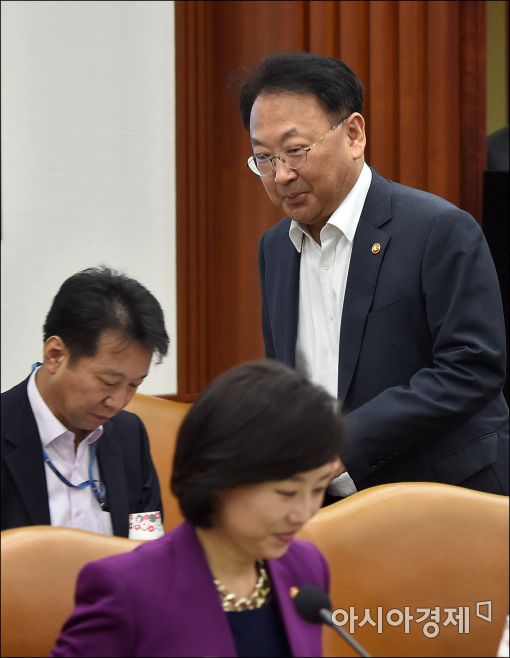 [포토]유일호 부총리, 경제관계장관회의 참석