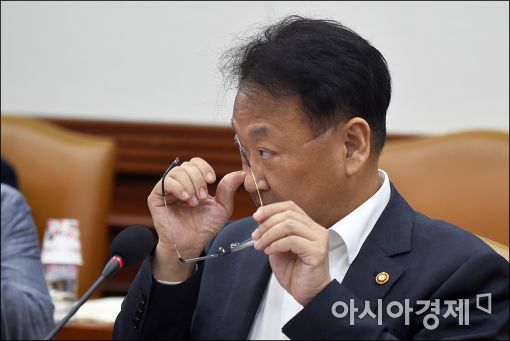 [포토]피곤한 유일호 부총리