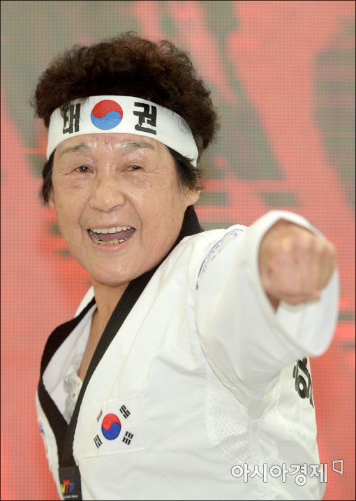 [포토]'할머니태권도 시범단의 멋진 찌르기'