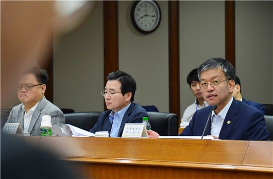 정부는 22일 거시경제금융회의를 열어 미국의 금리 동결이 한국 경제에 미칠 영향을 점검하고 향후 금리 인상에 대비한 대응책을 논의했다. 