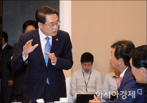 [포토]쌀 수급 당정에 참석한 김재수 장관