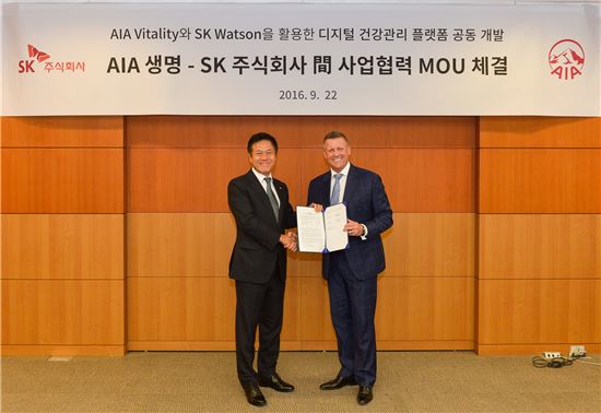 박정호 SK㈜ C&C 사장(왼쪽)과 빌 라일 AIA 지역 총괄 최고경영자(CEO)