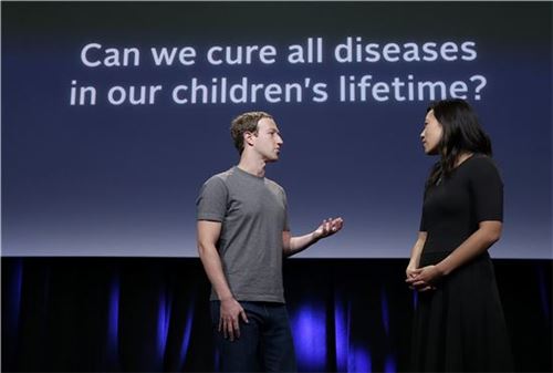 ▲마크 저커버그 페이스북 창업자(왼쪽)와 그의 부인인 챈이 21일(현지시간) 캘리포니아에서 질병 투자 계획을 발표하고 있다. (AP = 연합뉴스)