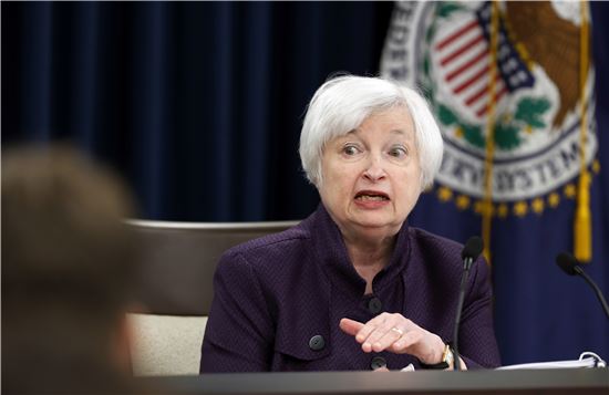 ▲재닛 옐런 연방준비제도(Fed) 의장이 9월 연방공개시장위원회(FOMC) 직후 기자회견을 갖고 기자들의 질문에 대해 대답하고 있다. 