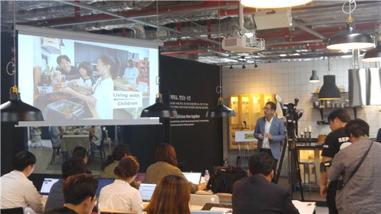 22일 서울 영등포구 타임스퀘어에서 안드레 슈미트갈 이케아 코리아 대표가 발표하고 있다.