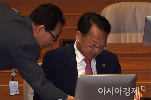 [포토]보고 받는 유일호 부총리