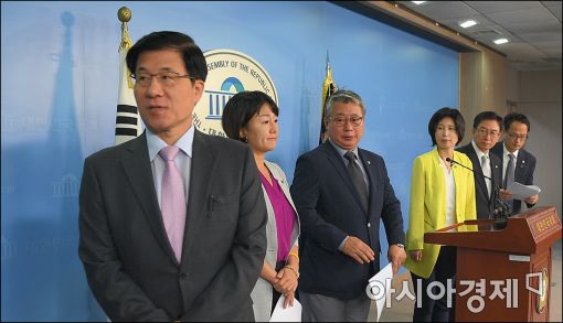 [포토]더민주 민주주의회복TF, "미르-K재단 의혹은 권력형 비리"