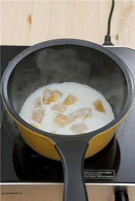 2. 단호박 퓌레를 만든다. 단호박은 껍질을 벗긴 후 저며 썰어 냄비에 버터를 약간 두르고 볶다가 우유 2컵을 넣고 푹 삶는다.
