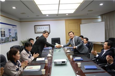 박철홍 한라 사장(오른쪽)과 석진혁 한라 노동조합위원장이 지난 12일 한라 본사에서 '2016년 임금 및 단체협약'을 타결하고 기념촬영을 하고 있다.(자료:한라)
