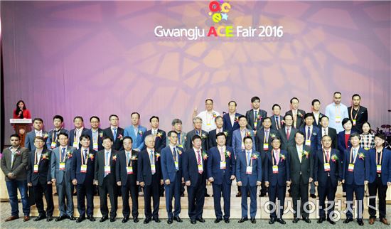 문인 행정부시장이 22일 오전 김대중컨벤션센터에서 열린 2016 광주 ACE Fair 개막식에 참석해 기념촬영을 하고 있다.