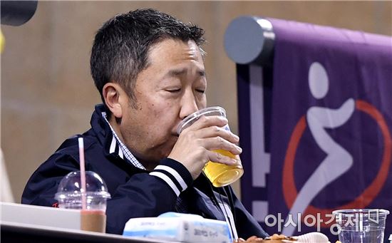 [포토]박정원 회장, '역시 맥주는 야구장에서 마셔야…'
