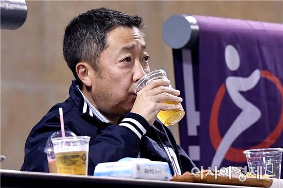 [포토]박정원 회장, '야구는 맥주와 함께'