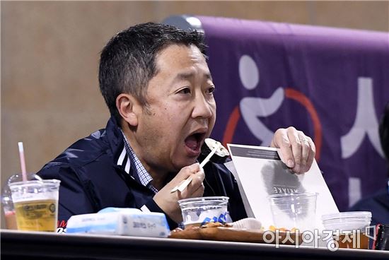 [포토]김밥 먹는 박정원 회장