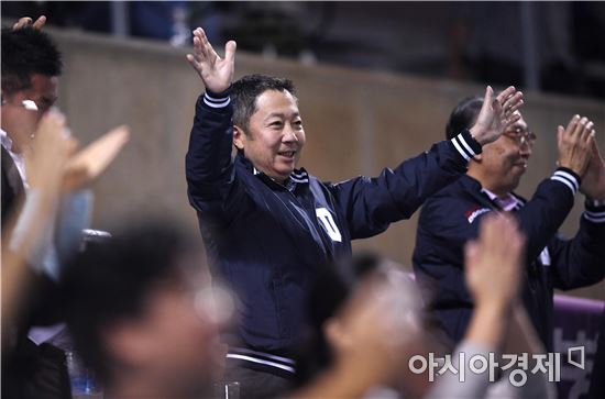 [포토]박정원, '두산 회장님의 우승 환호!'