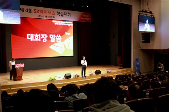 박성욱 SK하이닉스 사장이 22일 열린 제4회 SK하이닉스 학술대회에서 참석자들을 격려하고 있다. 