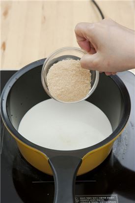 3. ②에 소금과 버터를 넣어 가볍게 섞는다.
