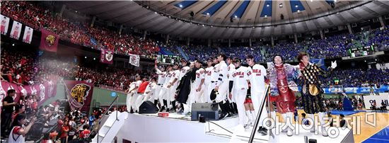 [포토]농구부 응원 나선 고려대 야구부