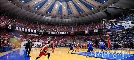 [포토]잠실체육관 가득 메운 고연전 응원단