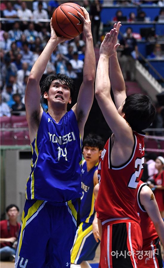 [포토]골밑슛 시도하는 연세대 김경원
