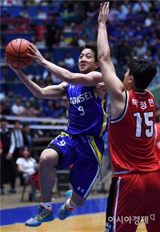 [포토]레이업 시도하는 연세대 허훈