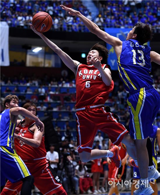 [포토]골밑슛 하는 고려대 최성모