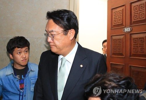 새누리당 정진석 원내대표가 23일 오후 국회의장실에서 정세균 국회의장, 더불어민주당 우상호 원내대표, 국민의당 박지원 원내대표와 회동 중 먼저 자리를 떠나고 있다.