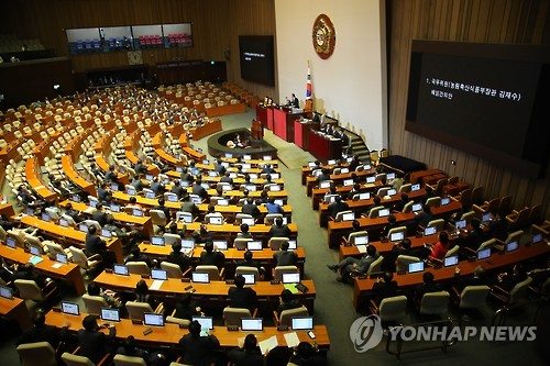 정세균 국회의장이 24일 오전 국회 본회의에서 야당 단독 무기명 투표로 진행된 김재수 농림축산식품부 장관 해임건의안 표결을 가결하고 있다.