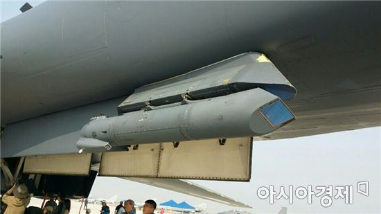 [양낙규기자의 Defence]눈앞에 공개된 전략폭격기 B-1B… 내부는 