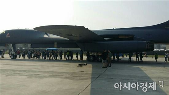 B-1B는 지난 1996년과 1998년, 2005년 서울에어쇼 때 한국에 왔고, 1998년 서울에어쇼 때는 성남공항에 착륙한 뒤 일반에 선보인 바 있다.