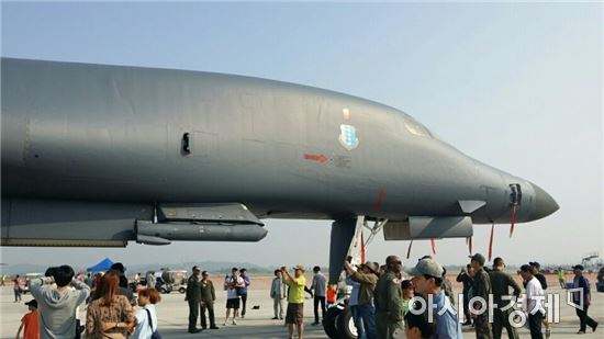 B-1B는 지난 1996년과 1998년, 2005년 서울에어쇼 때 한국에 왔고, 1998년 서울에어쇼 때는 성남공항에 착륙한 뒤 일반에 선보인 바 있다.