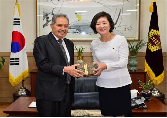 조규영 서울시의회 부의장(오른쪽)이 말레이시아 조호르주 탄스리모하마드아지스 의장에게 선물을 전달하고 있다.
