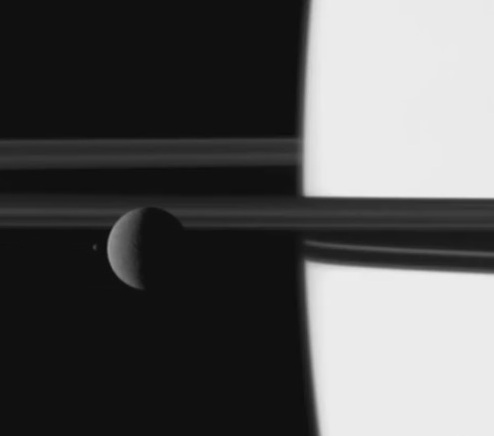 ▲토성의 위성인 야누스(왼쪽 작은 점)가 레아를 앞질러 지나가고 있다.[사진제공=NASA] 