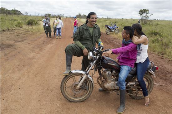 ▲콜롬비아 무장혁명군(FARC) 반군들이 24일(현지시간) 야리 평야에 위치한 캠프에서 담소를 나누고 있다. (AP = 연합뉴스)