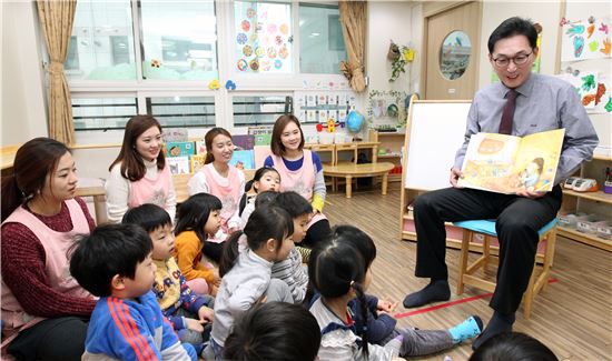 이창우 동작구청장이 어린이집 아이들에게 동화책을 읽어주고 있다.