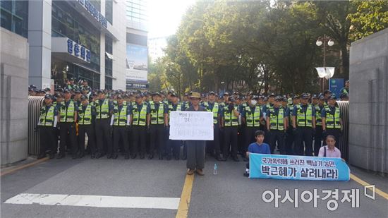 25일 오후 농민 백남기씨가 사망한 서울 종로구 서울대학교병원 앞을 경찰들이 막아서고 있다. 