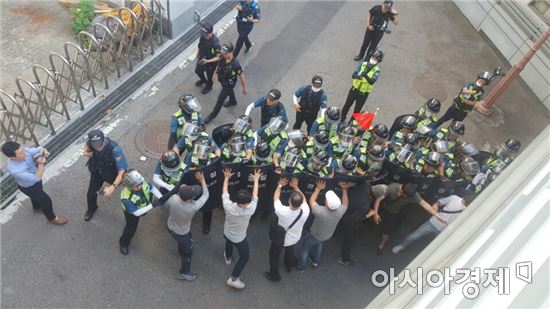 서울대병원 장례식장 지하 주차장 앞에서 진입하려는 시민들을 경찰이 막고 있다.
