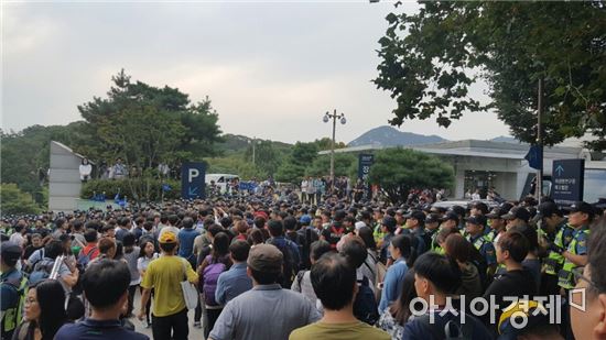 25일 농민 백남기씨의 시신이 안치된 서울대병원 장례식장 앞에서 경찰과 시민들이 대치하고 있다.