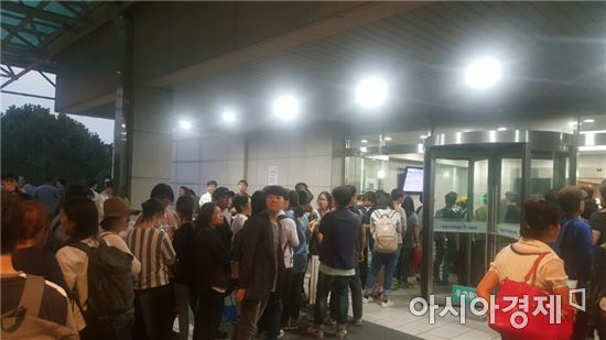 백남기씩 장례식장이 마련된 서울대병원 장례식장 1호실 앞으로 조문객들이 줄을 서서 차례를 기다리고 있다.
