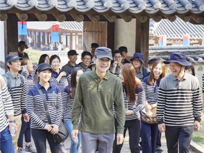 안민수 삼성화재 사장(가운데)과 현장 직원들이 24일 남산골 한옥마을을 거닐며 대화하고 있다. 