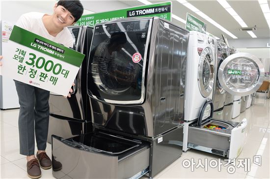 ▲LG전자 모델이 'LG 트윈워시 세탁기 기획행사'를 소개하고 있다. (제공=LG전자)