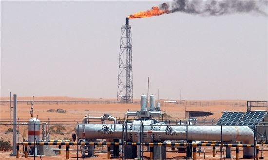 ▲사우디 중남부 지역의 유전에서 원유를 생산하고 있는 모습(사진=EPA연합)