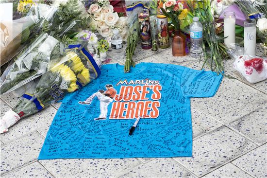 [포토]"당신은 우리의 영웅"…셔츠에 빼곡히 적힌 페르난데스 추모글