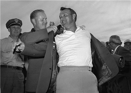 골프의 왕' 아널드 파머(오른쪽)가 향년 87세로 세상을 떠났다. 1964년 마스터스 우승 당시 전년도 챔프 잭 니클라우스가 파머에게 그린 재킷을 입혀주고 있는 모습.