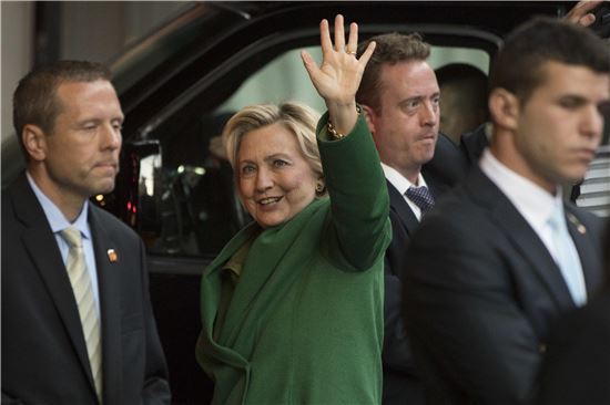 ▲손을 흔들어 보이는 힐러리 클린턴 민주당 대선후보 (AP =연합뉴스)