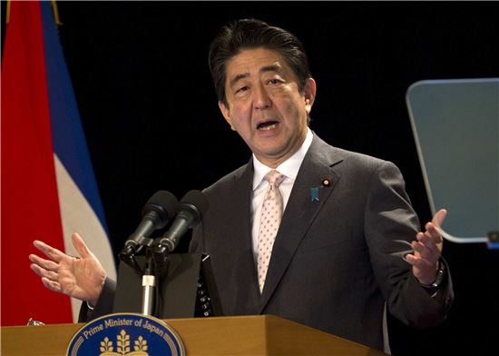 아베도 노벨상 수상자에 축하전화…"일본인으로서 자랑스럽다"