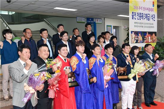 염태영 수원시장이 추석 천하장사 씨름과 리우 패럴림픽에서 좋은 성적을 거둔 선수들에게 꽃다발을 전달한 뒤 기념촬영을 하고 있다. 