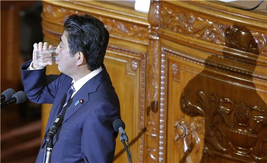 ▲아베 신조 일본 총리가 국회 연설 도중 물을 마시고 있다. (AP=연합뉴스)