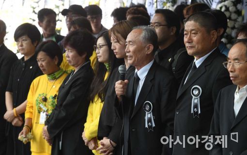 '백남기대책위'가 26일 오후 서울대병원 장례식장 앞에서 기자회견을 열고 입장발표를 하고 있다.
