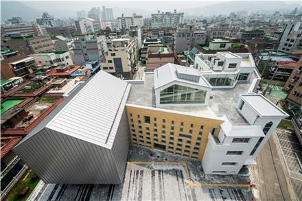 지난해 공공건축상 대상을 받은 서울 은평구 구립 구산동 도서관마을